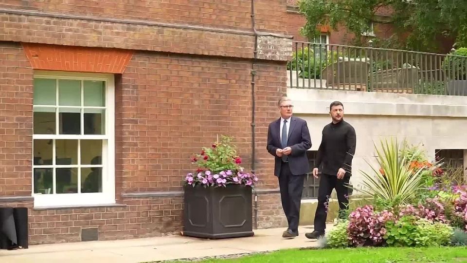 Зеленский поделился кадрами встречи с премьером Великобритании Киром Стармером
