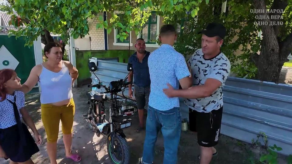 Трогательные кадры воссоединения перешедшего на сторону России бойца ВСУ со своей семьёй спустя несколько лет разлуки