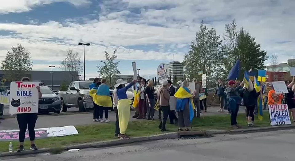 Несколько сотен протестующих, поддерживающих Украину, собралось в центре Анкориджа, передает корреспондент «Ъ»