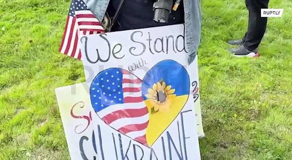 «Я не доверяю Путину, я не доверяю Трампу. Здесь должен быть Зеленский»: украинская подтанцовка в Анкоридже тоже уже на арене