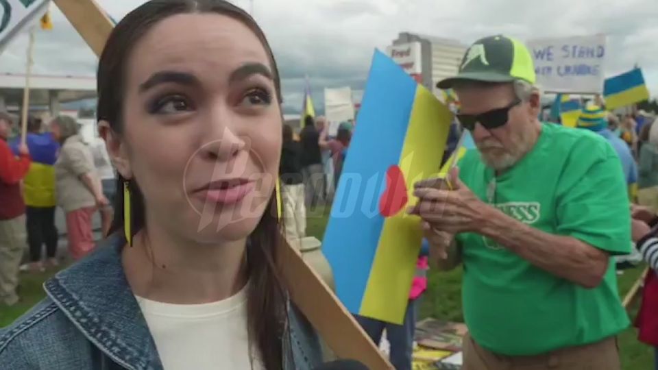 В Анкоридже заукраинцы уже собрали мини-митинг — люди с флагами США и Украины пляшут и кричат у трассы