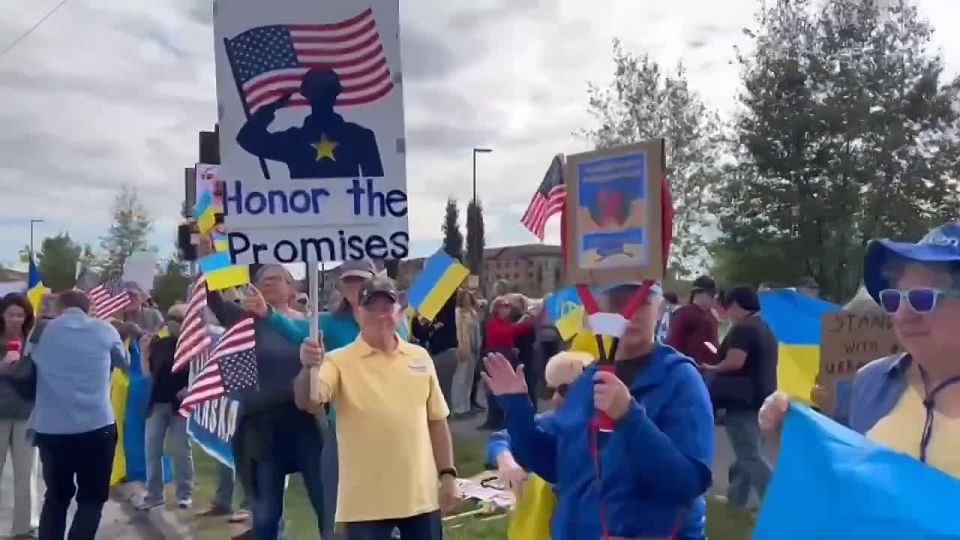 Олег Царёв: Несколько сотен протестующих, поддерживающих Украину, собралось в центре Анкориджа