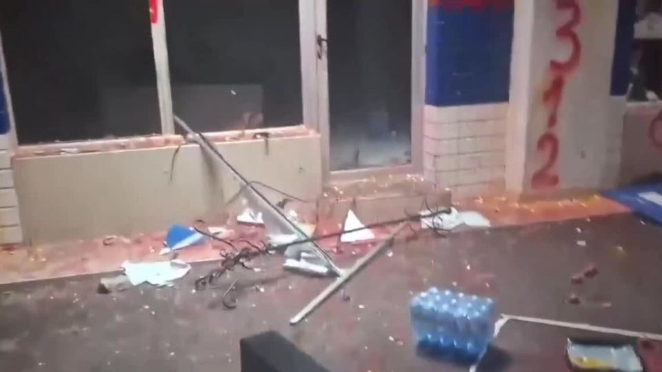 Почти полсотни полицейских пострадали во время протестов в Сербии в ночь на пятницу - видео