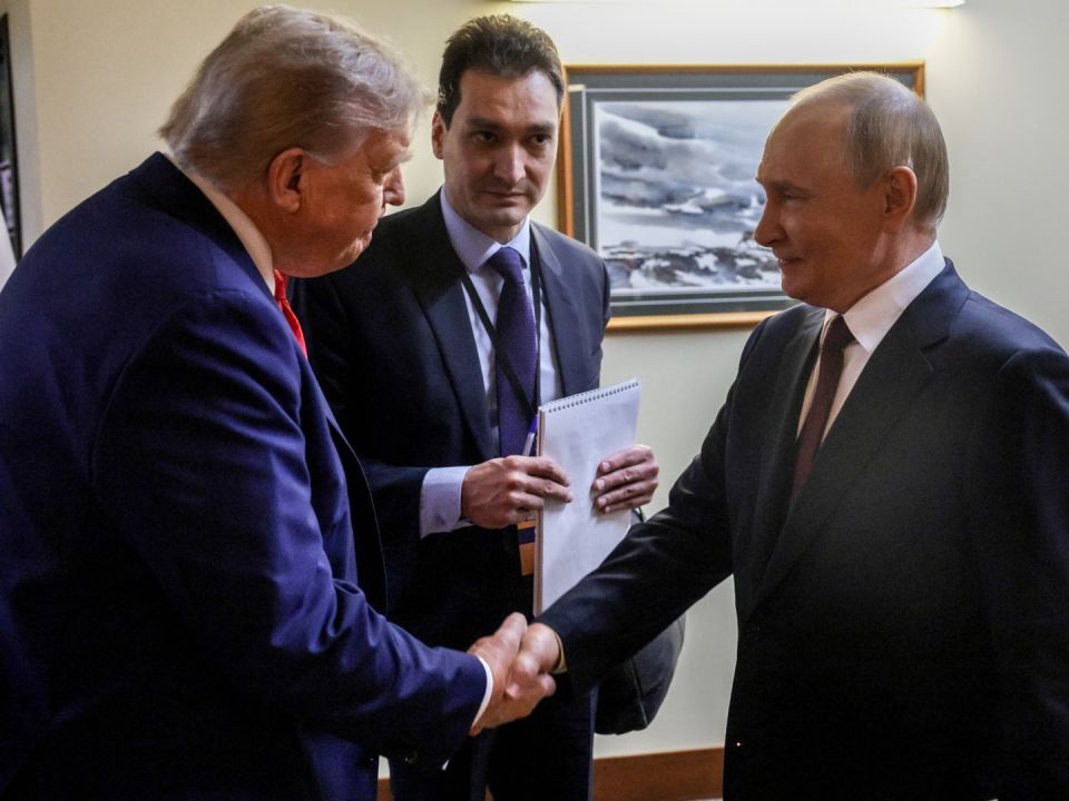 Исторический момент: Путин на красной дорожке пожал руку Трампу — яркие фото со встречи на Аляске