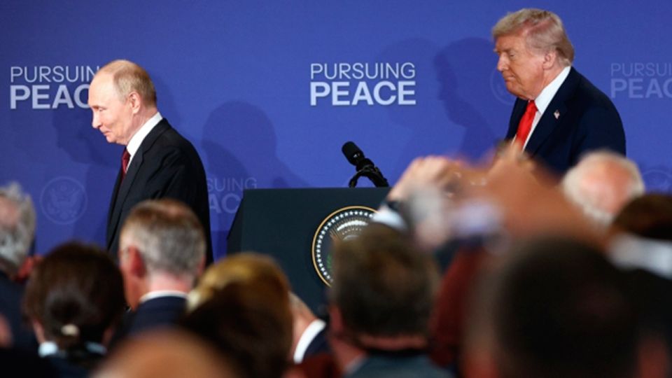 Песков объяснил, почему Путин и Трамп не стали отвечать на вопросы журналистов