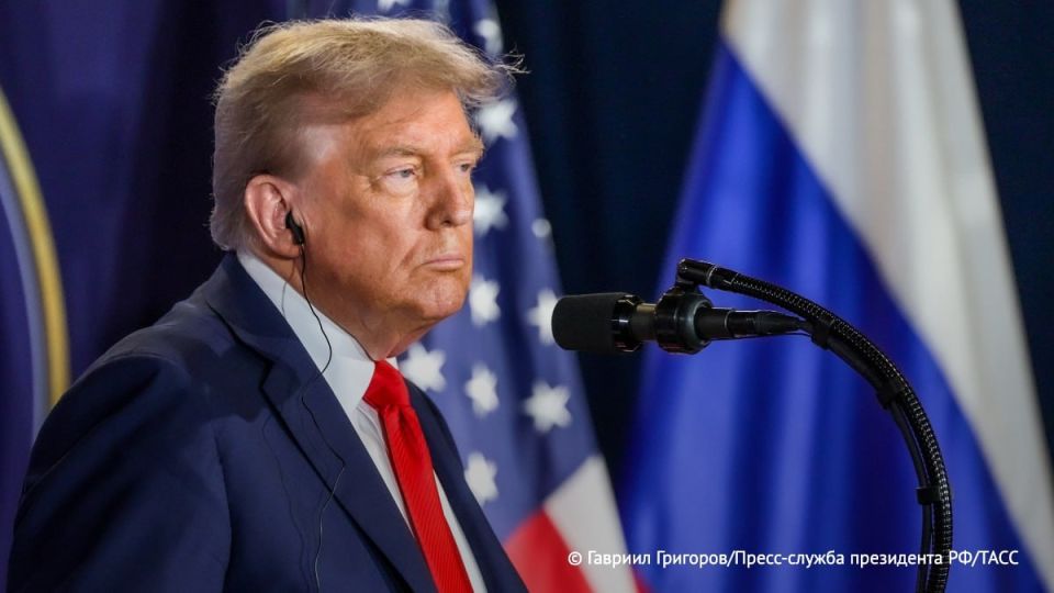 Трамп во время встречи с Путиным на Аляске передал ему письмо от своей супруги Мелании, сообщает Reuters со ссылкой на двух неназванных чиновников Белого дома