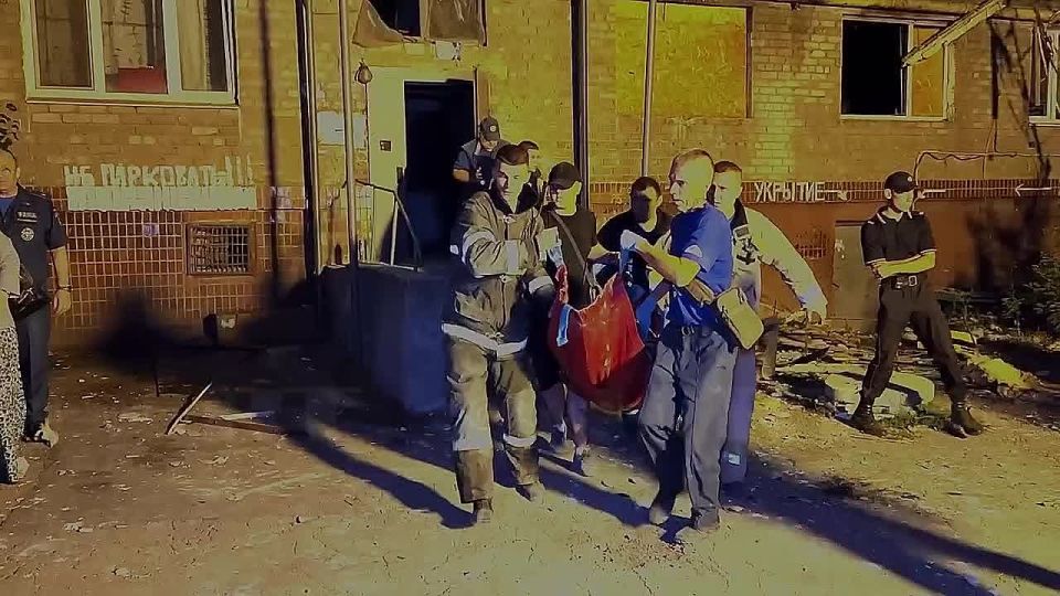 Из-под завала после удара ВСУ по Киевскому району Донецка вытащили девочку