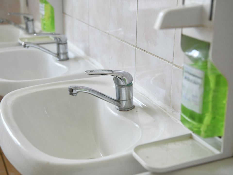 Журналист президентского пула показал, как умывался на Аляске. Видео