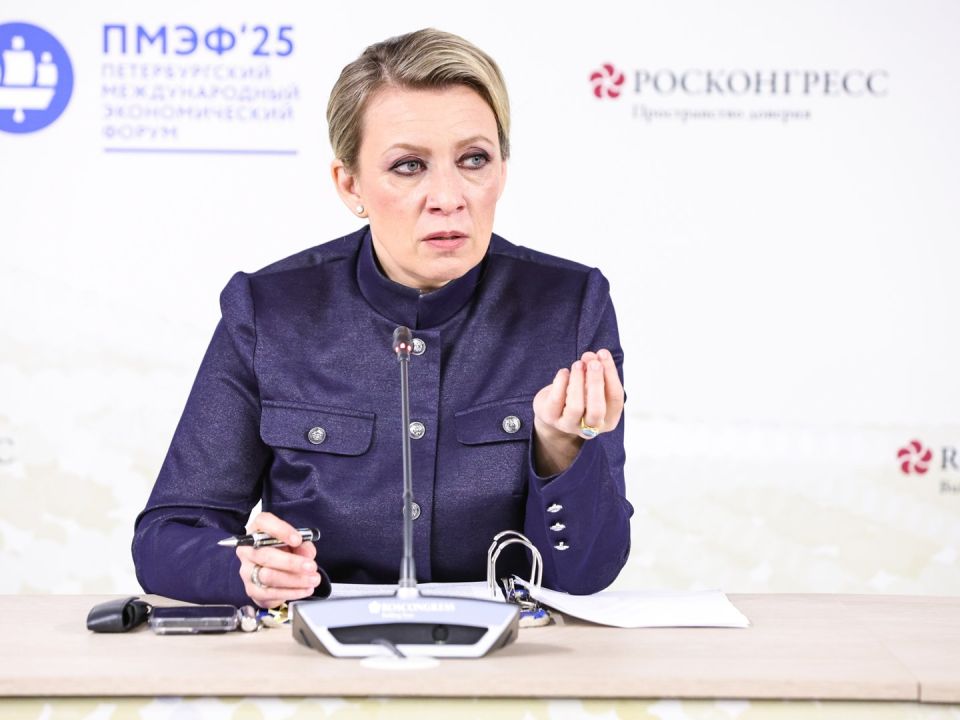 Захарова назвала враньем слова Макрона о капитуляции Украины