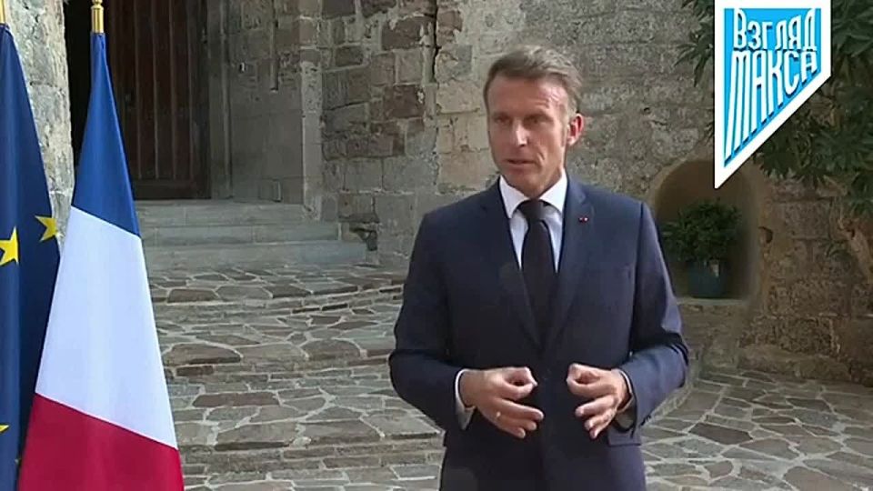 Президент Франции Эммануэль Макрон выступил с речью по итогам состоявшегося саммита «Коалиции желающих»