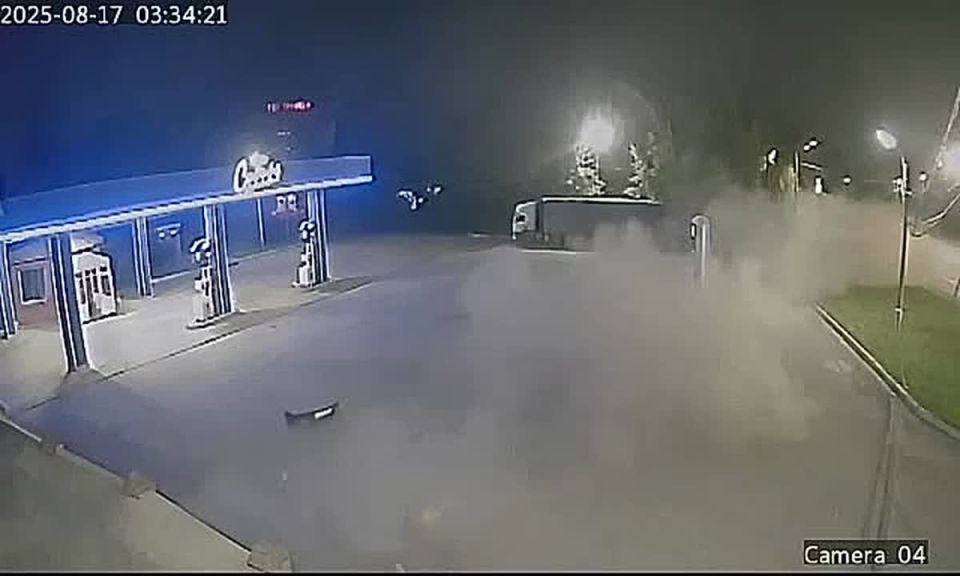 Мужчина погиб в ДТП, врезавшись в заправочную колонку в красноярском Ачинске, машину от удара разорвало на части, сообщает МВД региона, предоставив видео аварии