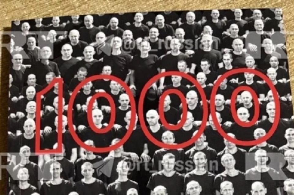 Появились фото книги о тысяче пленных украинцев, которую Путин передал Трампу