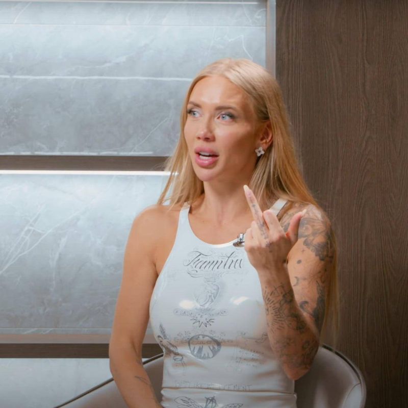 «Я живу лучшую жизнь». Жена украинского полковника средним пальцем отреагировала на расследование о коррупции