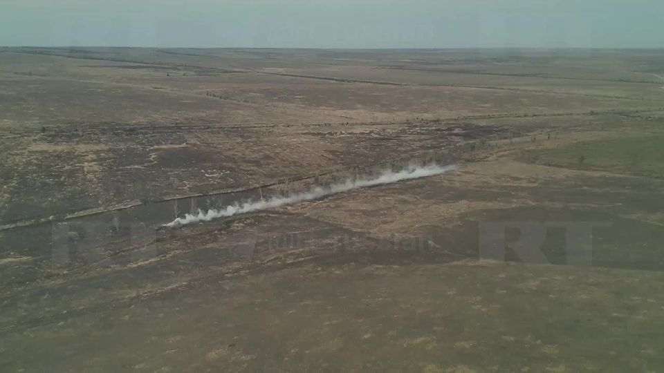 Трофейный американский БТР M113 ВС РФ бодро топит с российским и американским флагом, Не иначе в честь переговоров в Анкоридже