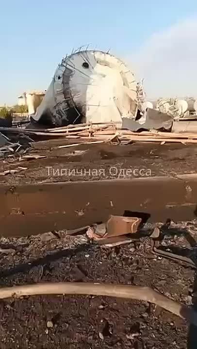 Последствия ночного прилета по объекту азербайджанской нефтяной компании SOCAR в Одесской области