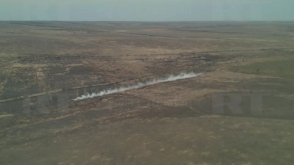 Трофейный американский БТР с флагами России и США пошёл в бой против ВСУ