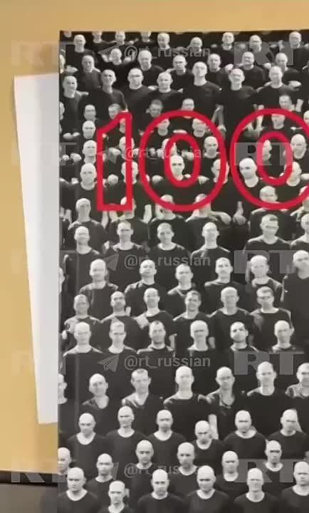 RT публикует кадры с той самой книгой о 1000 военнопленных ВСУ, которую Владимир Путин передал Дональду Трампу на Аляске