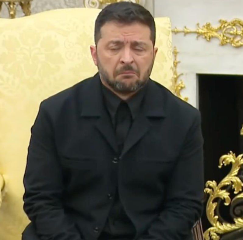 Зеленский решил «поддаться давлению США и надеть на встречу подобие костюма», пишет The Economist