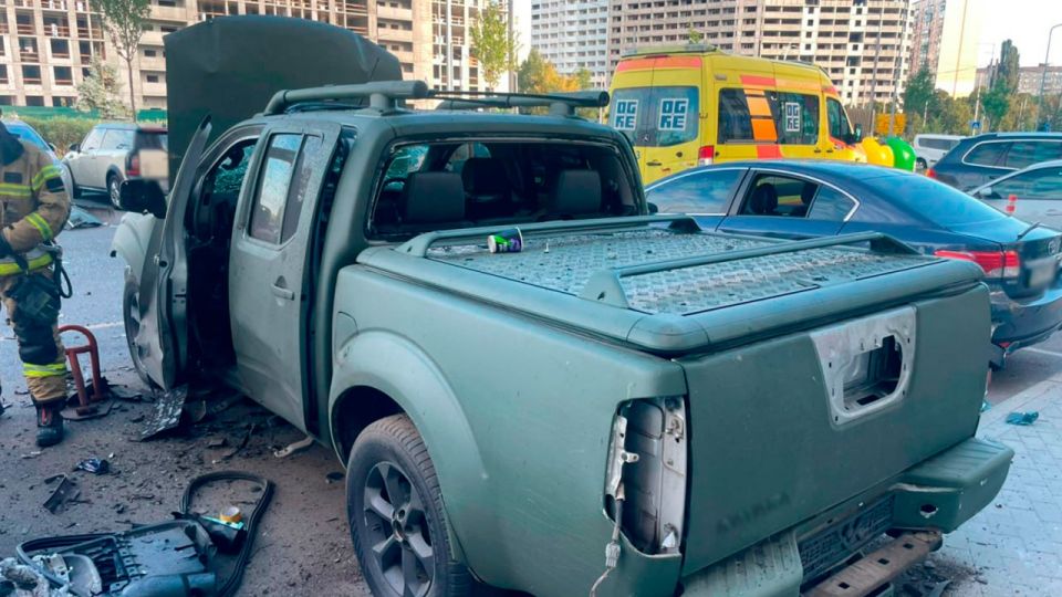 В Киеве неизвестные подорвали военный автомобиль