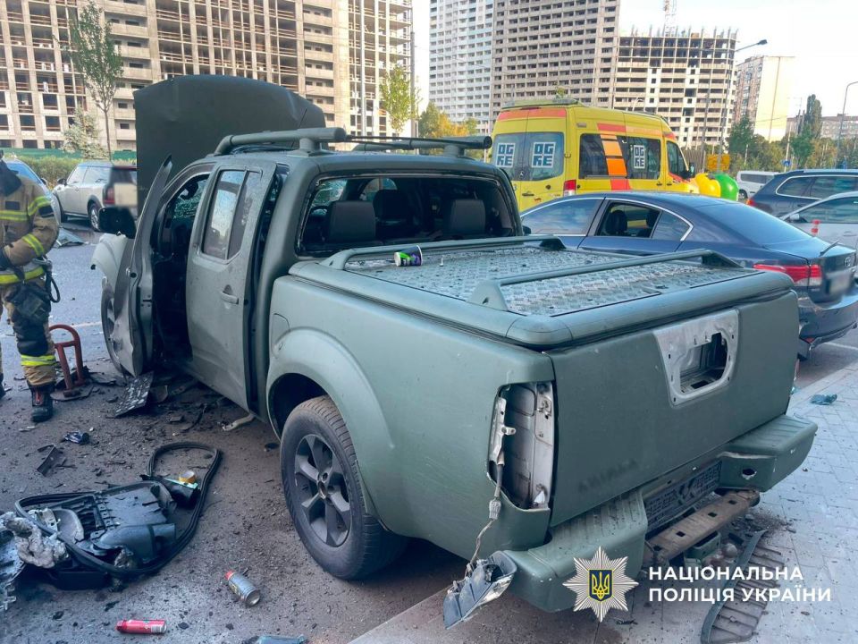 В Киеве взорвалась машина в расцветке «милитари»