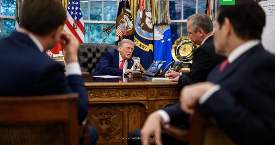 Белый дом опубликовал фотографию разговаривающего с Путиным Трампа