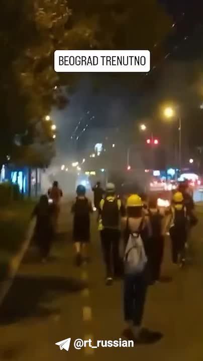 Тем временем на улицах Белграда слышны взрывы пиротехники