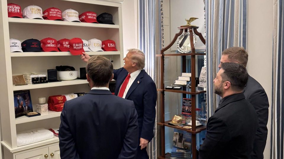 Трамп показал Зеленскому и Макрону коллекцию кепок в Белом доме