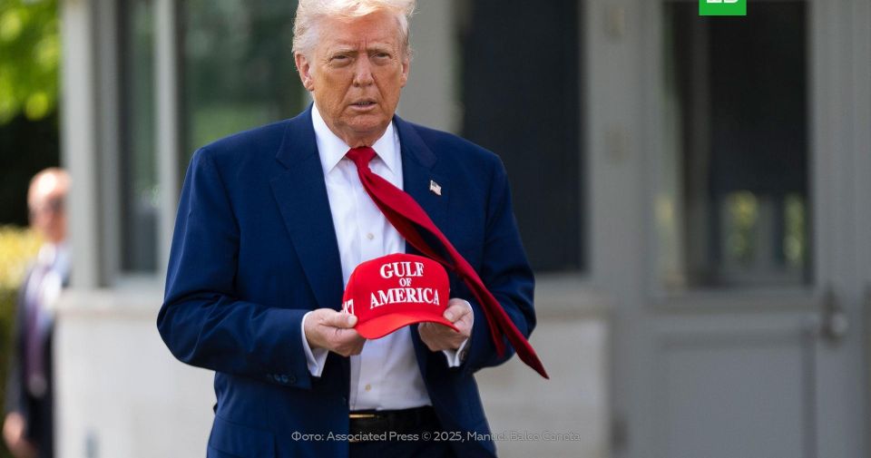 Трамп показал Зеленскому коллекцию кепок и получил клюшку