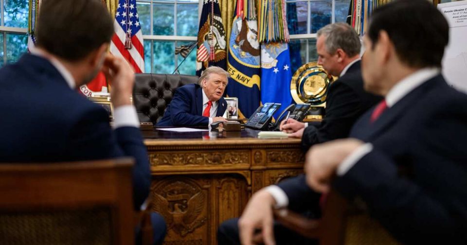 Белый дом опубликовал фото Трампа во время звонка Путину