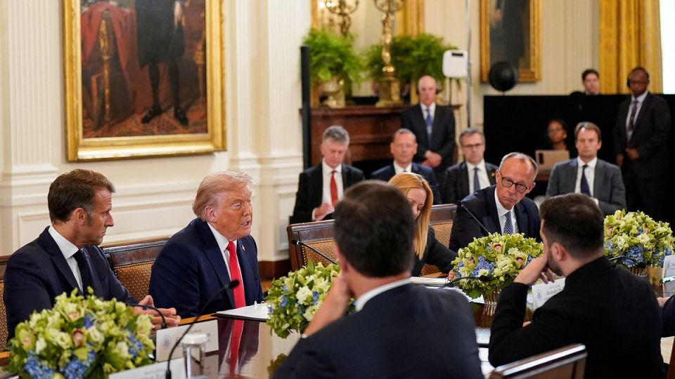 Трамп показал Зеленскому и Макрону коллекцию кепок с интересными надписями