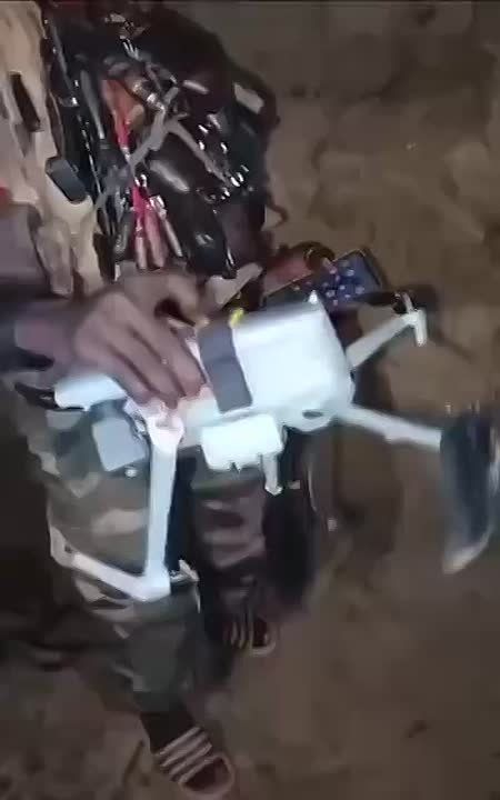 Охота на птичек. В Мали, недалеко от города Мопти, догонские бойцы народного ополчения сбили дрон боевиков — предположительно, ДНИМ