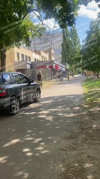 "Охота продолжается": В Харькове ТЦК забирает опекунов инвалидов, а народ бросается с лопатами на перевес