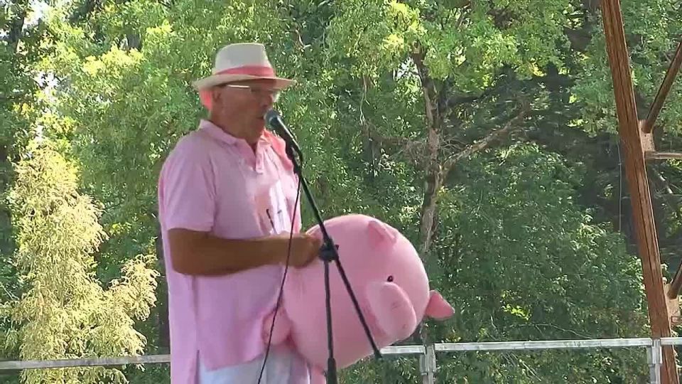 Хрюкали как могли: Во Франции прошёл Чемпионат по имитации поросячьего визга