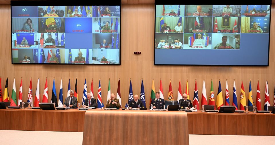 Начальники генеральных штабов стран НАТО провели экстренную видеоконференцию, по итогам которой подтвердили поддержку Киева, однако конкретных решений по гарантиям безопасности или возможному развертыванию сил альянса...