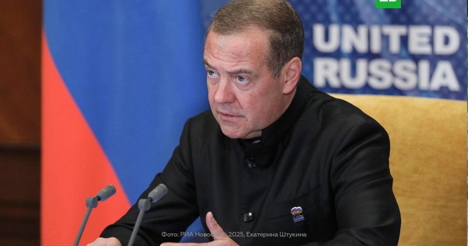 «Никаких миротворцев НАТО»: Медведев ответил «безмозглому петуху» Макрону