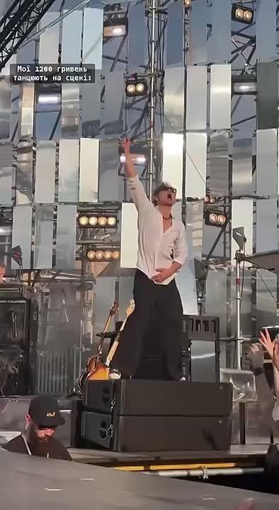 Зеленский вручил украинскому певцу Святославу Вакарчуку (Океан Эльзы) награду «Национальная легенда Украины»