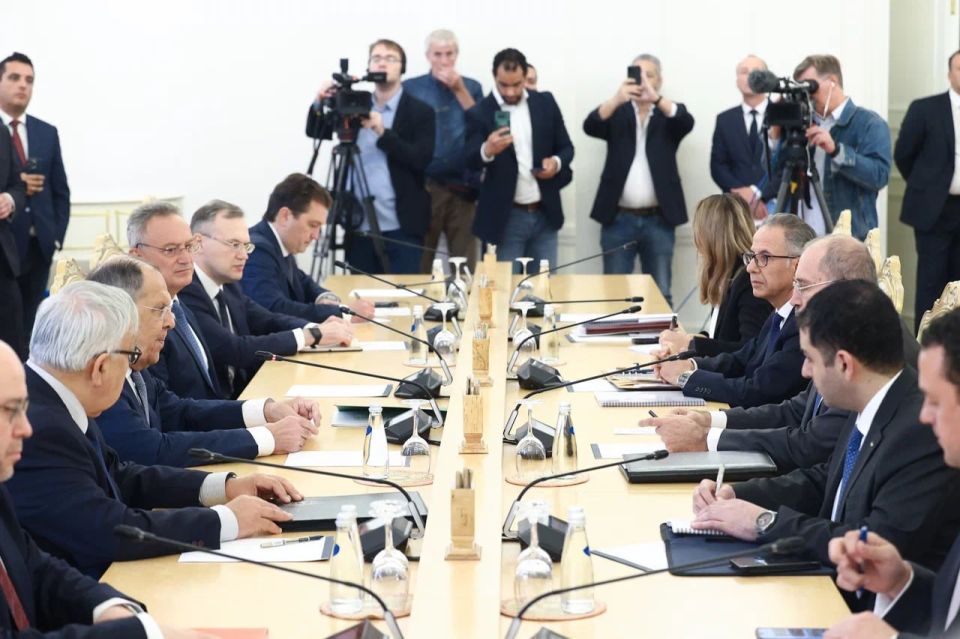 20 августа Министр иностранных дел Российской Федерации С.В.Лавров провёл переговоры с Заместителем Премьер-министра, Министром иностранных дел и по делам эмигрантов Иорданского Хашимитского Королевства Айманом Сафади...