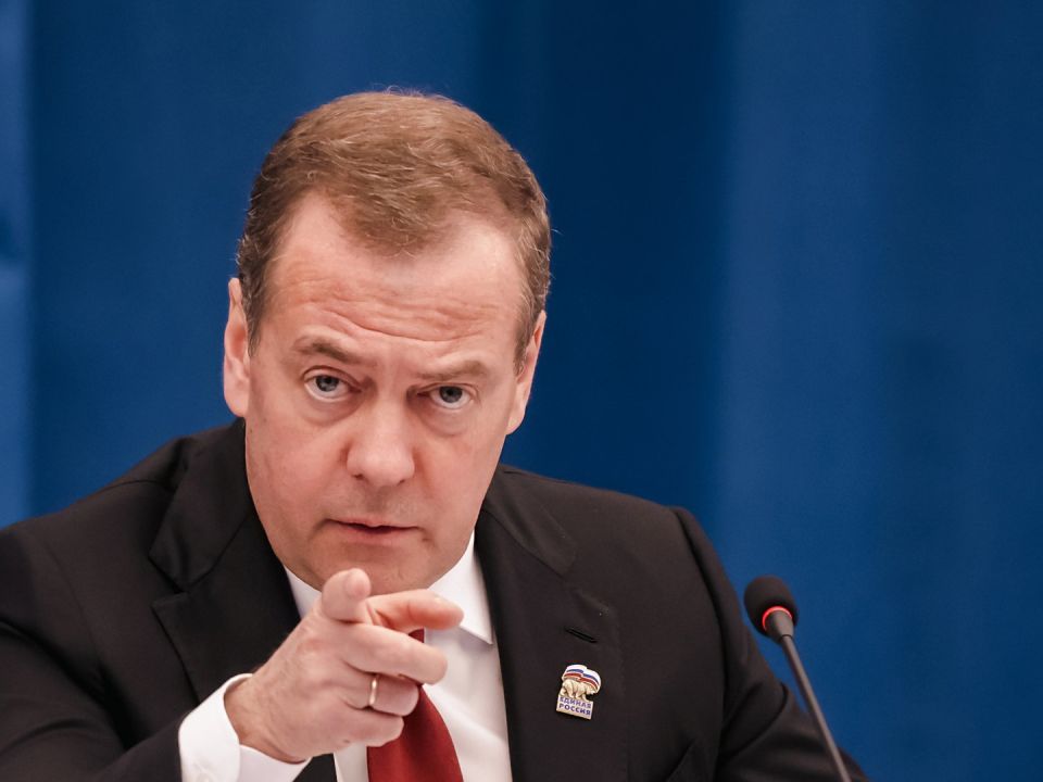 Медведев разозлился на Макрона за идею отправить «миротворцев» на Украину