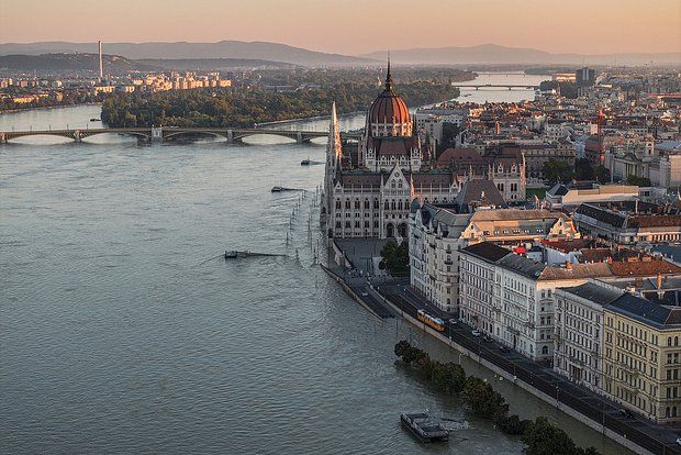 Премьер Польши Туск раскритиковал Будапешт как место встречи Путина и Зеленского