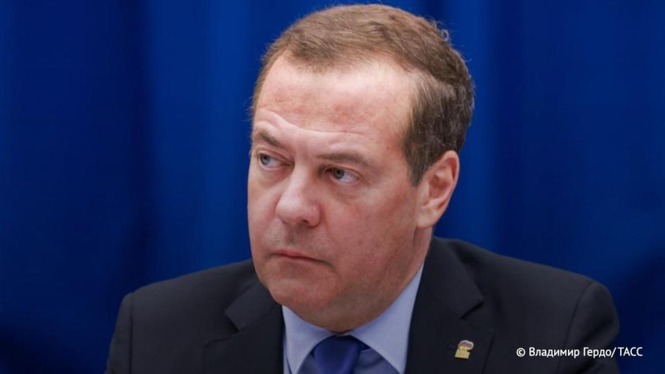 Россия не приемлет никаких войск НАТО на Украине под видом "миротворцев", такие "гарантии безопасности" ей не нужны, заявил Медведев