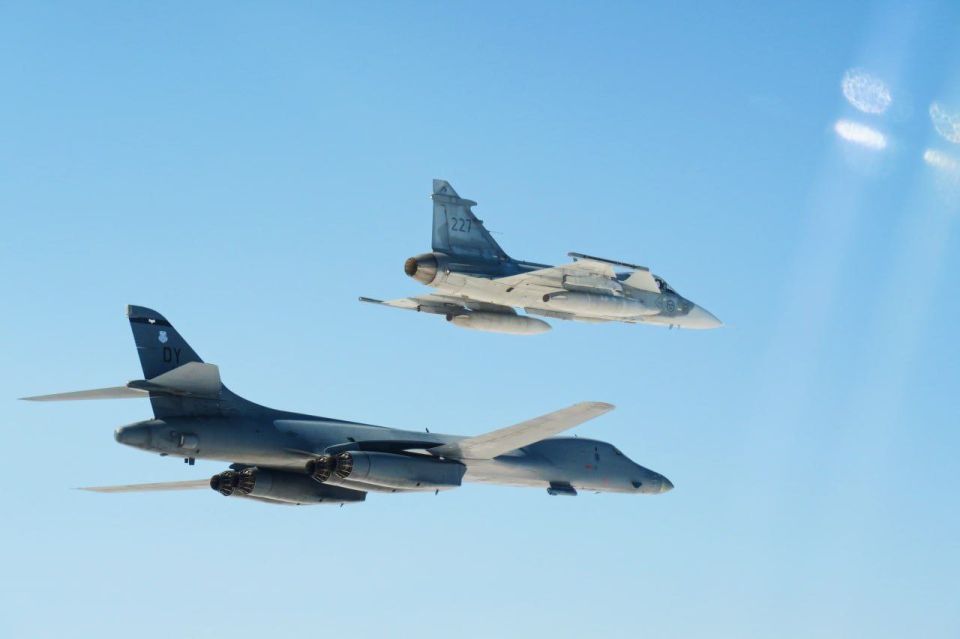 �������������� ��������������� B-1B Lancer ��� ��� � ������������� ������������ Saab JAS 39 Gripen ��� ������� � ������ ��������� ���� ��� �����, �������� ������, � ������ ������������ ���������