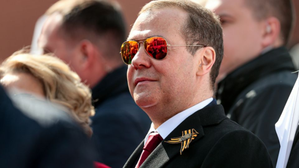 Медведев назвал Макрона "петухом": "Хриплая, жалкая птица продолжает кукарекать". И поставил точку: Войскам НАТО не бывать миротворцами на Украине