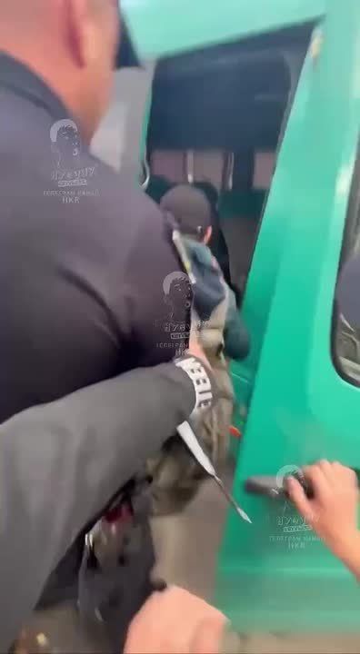 Обстановка на Украине: ТЦК "бусифицировал" парня прямо на остановке, а в Одессе мужику удалось сбежать благодаря женской смекалке