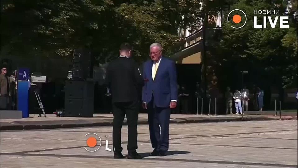 Потужная клоунада продолжается