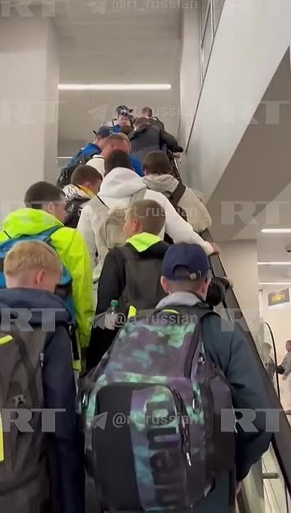 Подростки из школы олимпийского резерва, которые не смогли вчера улететь из Калининграда, сейчас садятся на новый рейс до Петербурга