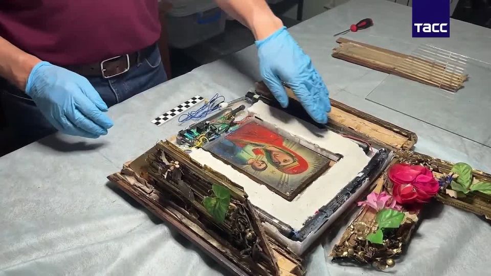 Два майора: ФСБ: Задержана женщина, доставившая в УФСБ по Крыму бомбу внутри иконы