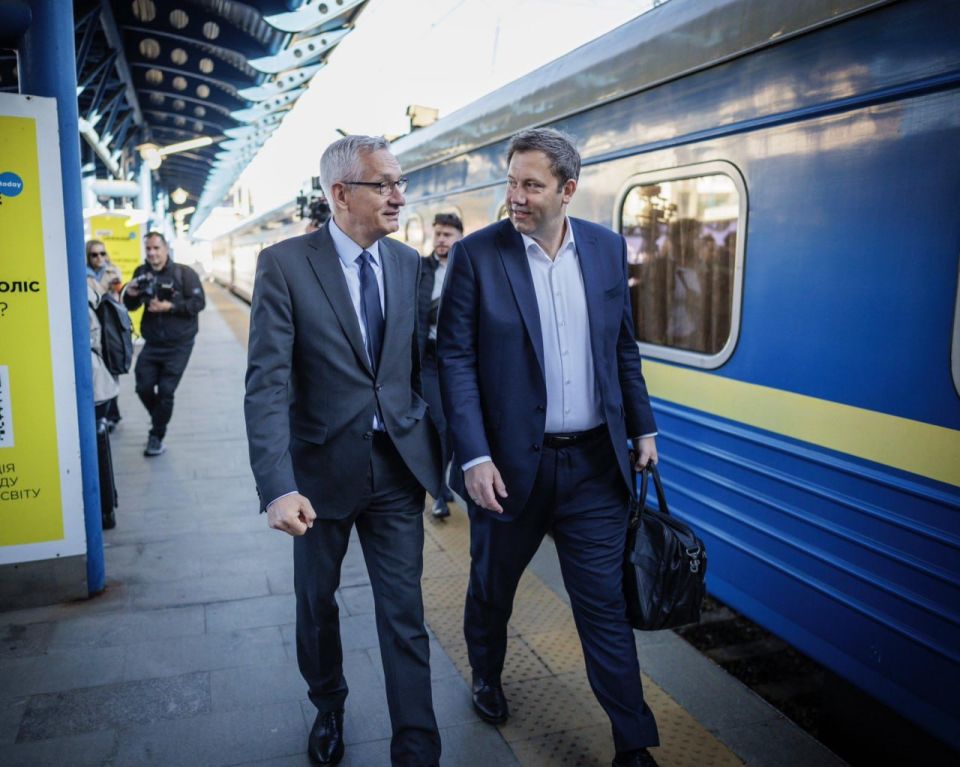 Руководству Германии "шлея под хвост попала", логика между их словами и действиями отсутствует, считает гендиректор Центра политической информации Алексей Мухин, комментируя заявления Мерца и визит министра финансов ФРГ в...