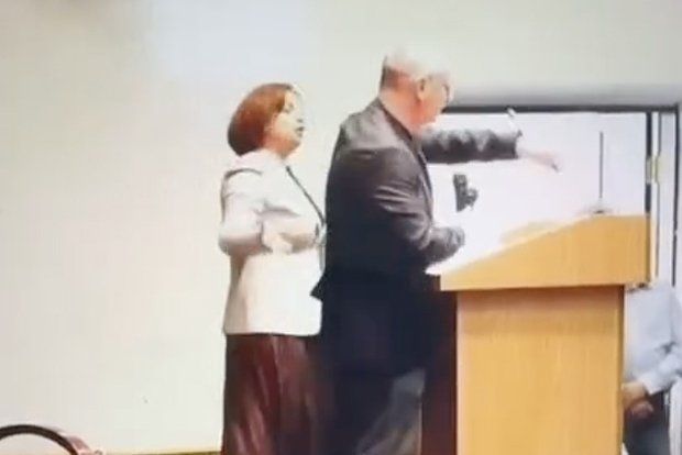 «Страна.ua»: В Киеве «человек Зеленского» подрался с чиновницей за трибуну