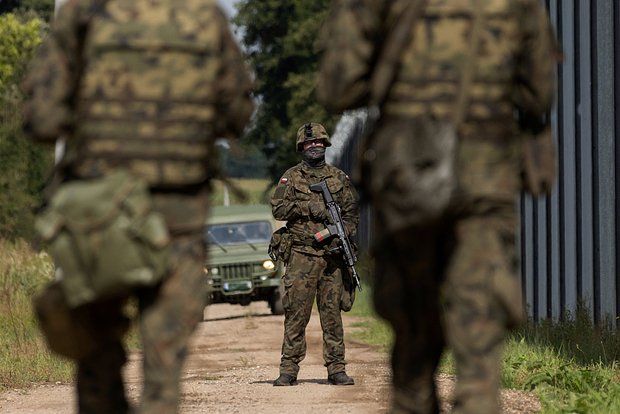 SHOT: Польские пограничники заставили украинцев раздеться из-за нового режима