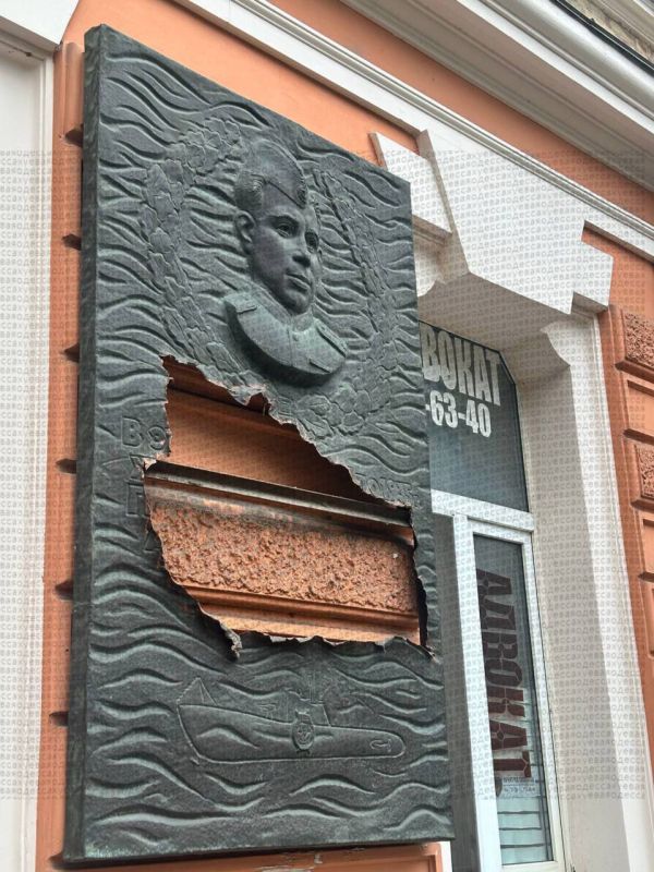 В Одессе нацисты повредили мемориальную доску в честь советского подводника Александра Маринеско, чтобы заставить мэра ее снять, сообщает Мирослава Бердник
